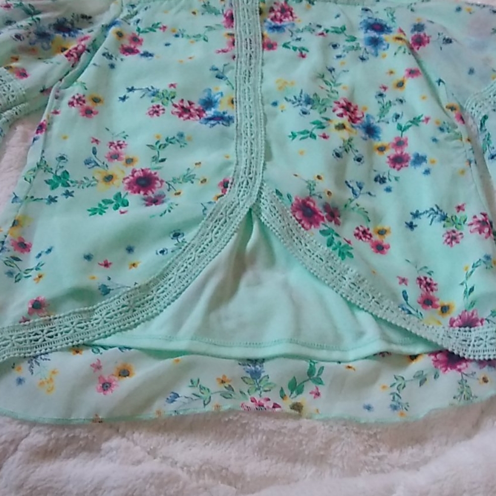 2 Spring cold shoulder tops - Picture 5 of 8